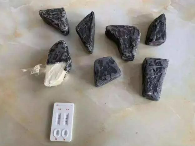 缅甸|缅甸毒贩藏毒无所不用其极，藏在石头、口罩、棺材、神像、鸡肚里