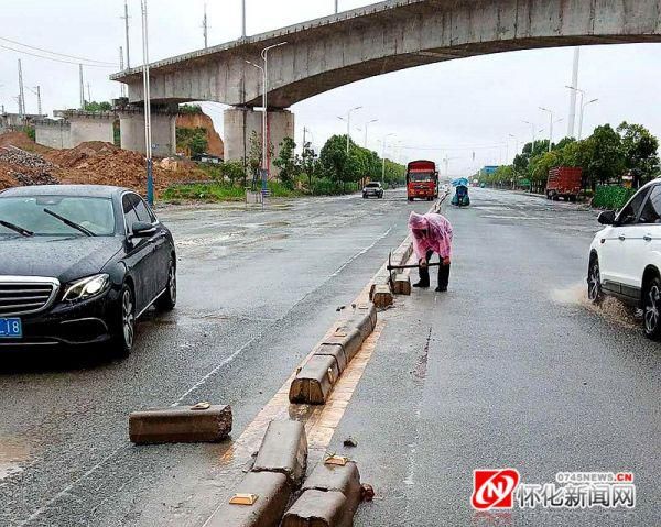 隔离|经开区:隔离梁散落道路城管冒雨修复