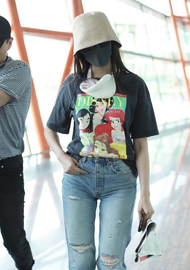 穿搭|张天爱身材好就是任性,低调朴素的短袖和牛仔裤,也能穿得很有范