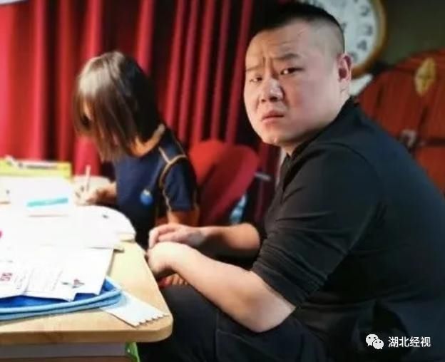 孩子|爸爸参加家长会被老师问哭,情绪崩溃