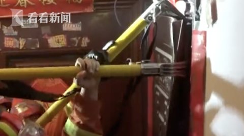  紧急|丈夫凌晨群发“杀妻”照 警方紧急破门后发现…