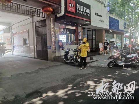  敲门|外卖车辆随意乱停放 城管敲门来提醒