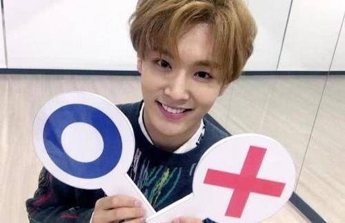  情难|李汶翰易易紫恋情疑曝光，两人挽手亲密热聊，李汶翰车前情难自禁