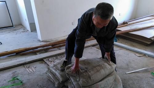  父亲|11岁漂亮女儿患重症急需救命钱，父亲急哭：别说卖血 要命都行