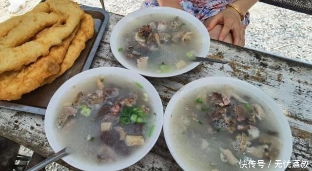 摆摊|六旬老夫妻摆摊卖小吃，20元一碗没人嫌贵，老顾客：就认这个味！