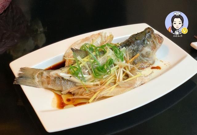 鱼肉|蒸鱼时,最忌直接加“盐”,加一勺它,鱼肉越蒸越香,越蒸越嫩!