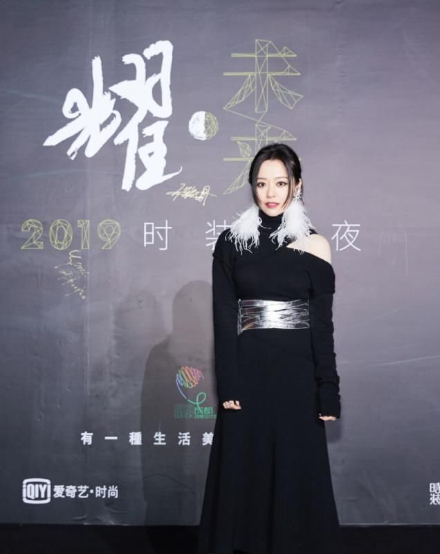  牛仔裤|张靓颖“三七比例”抢镜，黑上衣配高腰牛仔裤，腰线挺高真显腿长