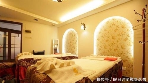 男子|男子玩手机误入女浴池，女子索赔两万元，洗浴店：300要不要