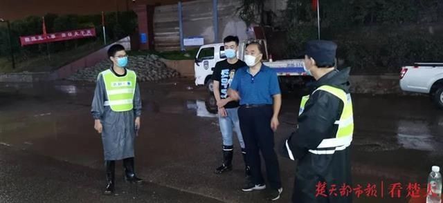  值守|连续巡堤排险14小时，23岁小伙长江干堤上通宵值守