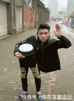  幽怨|妹子，你看到了什么，眼神这么幽怨，你也觉得旁边的小哥哥很娘嘛