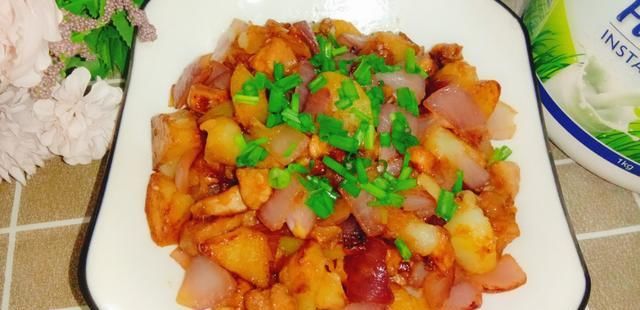  下饭|一个土豆，一个洋葱，吃出妈妈的味道，又香又下饭，真解馋