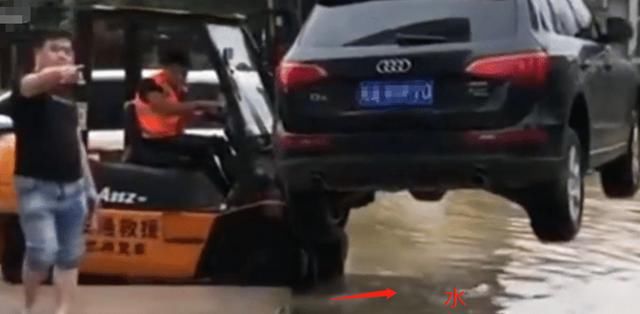  电话|奥迪违停商店门口不留电话，老板一怒之下叫来叉车：给你泡泡水