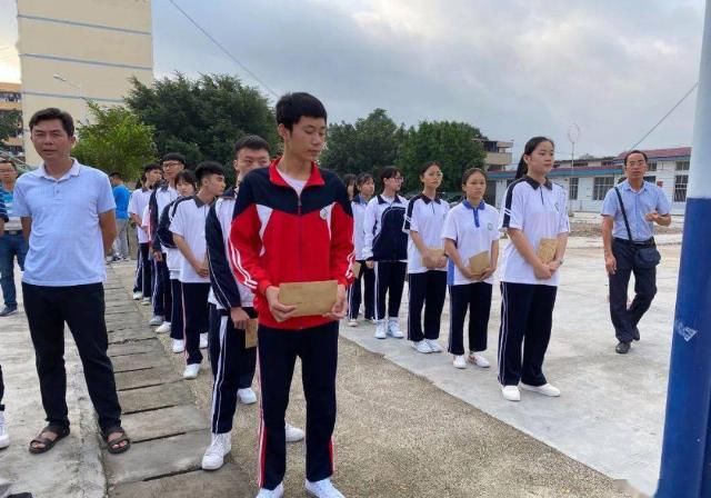  募捐活动|环江这所高中为被截肢的10岁小女孩做了这事