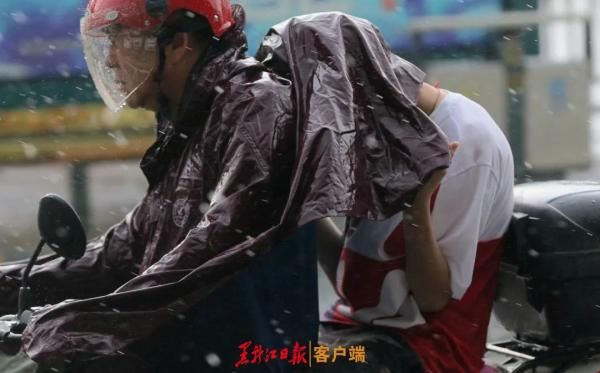 哈尔滨|暴雨过后的哈尔滨丨顷刻间街巷变成一片“海”……