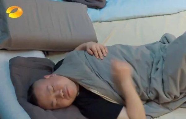  责骂|岳云鹏因为在《向往的生活》里睡觉而被责骂，但是这个锅必须被导演组背！