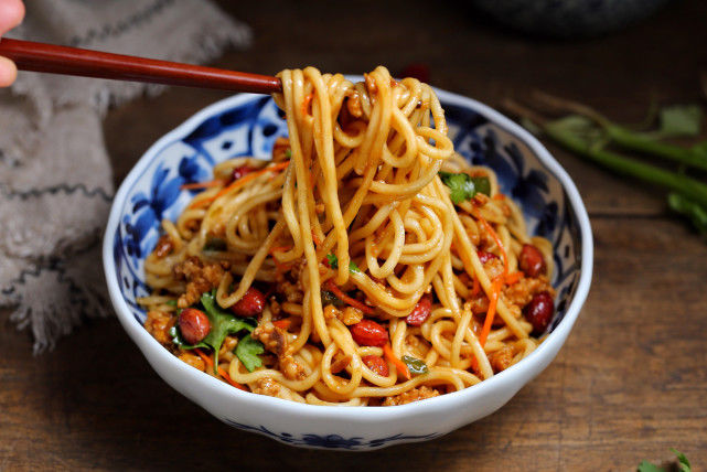 得嗦|三伏天就馋这面食,香辣劲道实在太好吃了,每次都得嗦上两大碗!