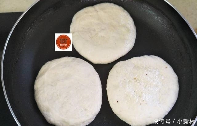 省油|发面烙饼,我有妙招,既省油又暄软,外酥里嫩凉了不会硬!