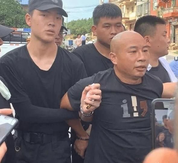 几天|杀人恶魔曾春亮落网后，为何他的裤子要被扒下？说出来你可能不信