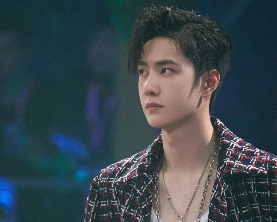  兴起|《街舞3》彩排，王一博上蹿下跳玩得兴起，摆pose暴露腿毛