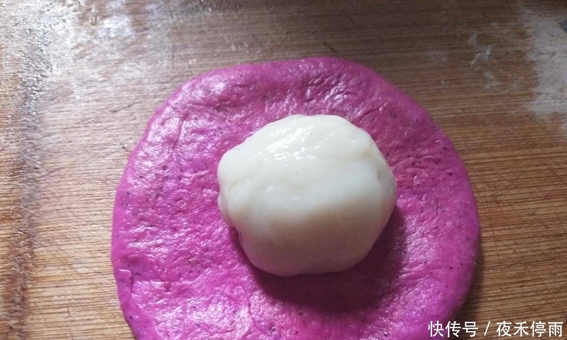 黄油|粉色火龙果麻薯软欧面包