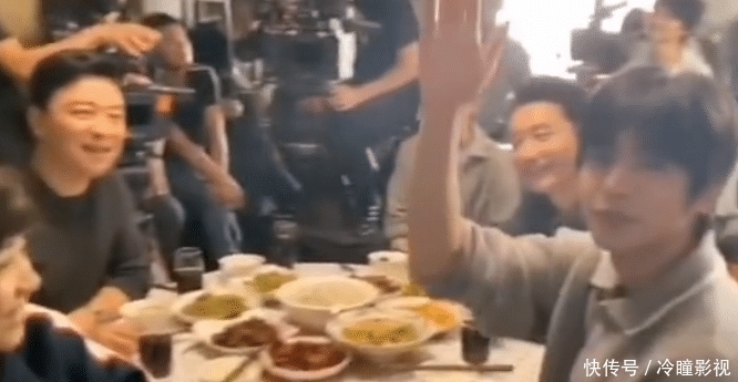 小太阳|谭松韵挑食不吃青菜,被宋威龙说教,谁注意张新成咋解围的?好甜