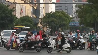 电驴|闯红灯、逆行、不按车道行驶…这些骑电驴的被交警曝光,有你吗?