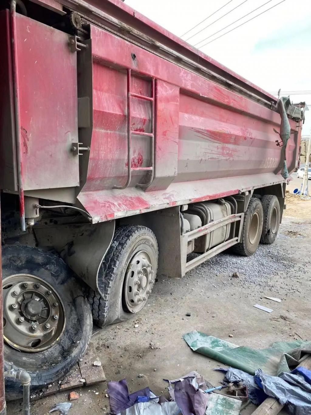  现场|武鸣：撞向民宅的大货车已被拖离，现场一片狼藉！