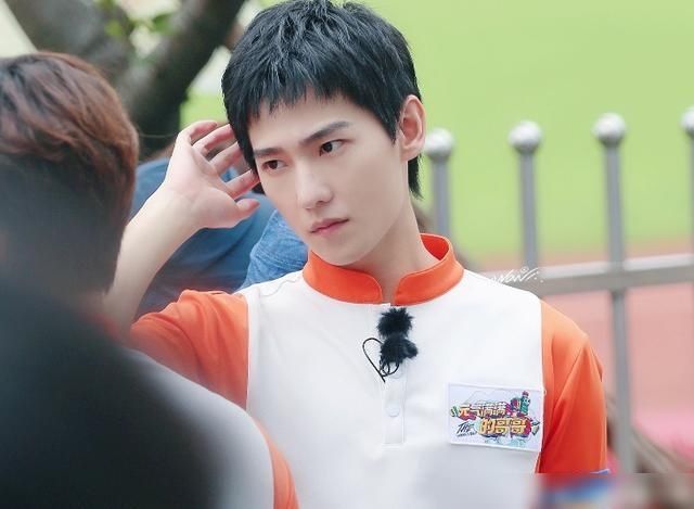  路透照|《元气满满的哥哥》路透，杨洋成最帅保安，站他旁边的女生我酸了