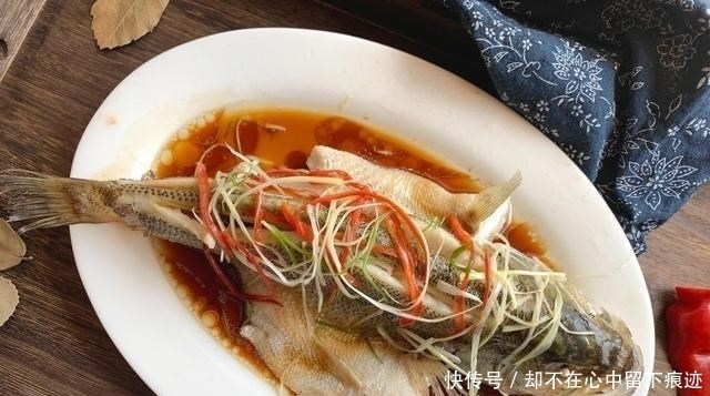  大厨|蒸鱼怎样不腥还嫩滑？放盐时机有争议，大厨分享的做法，真好用