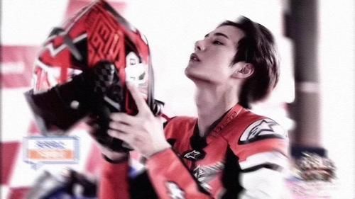  粉丝|王一博节目中主动提起摩托车比赛，汪涵只说了四个字，粉丝却泪崩了