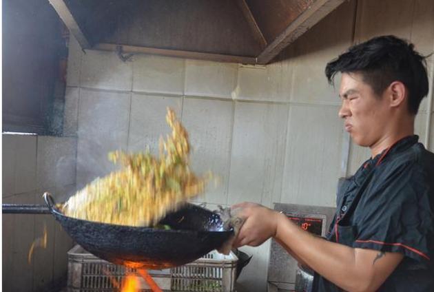 提前|一碗在普通不过的面条一天卖出500碗,提前一天排队你都吃不上