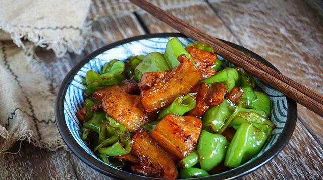  家常菜|快手家常菜青椒炒肉，三下两下就出锅，香辣过瘾开胃消食，特下饭