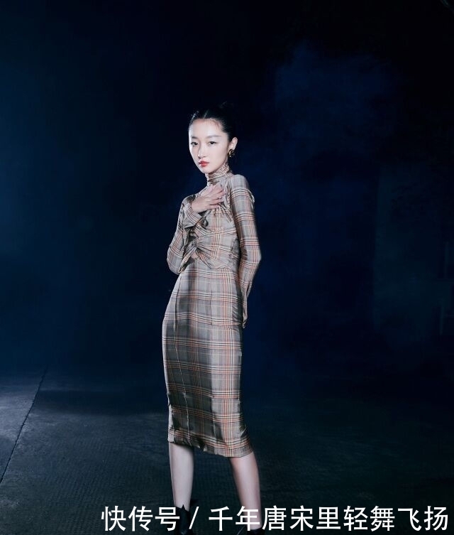 拍摄写真|周冬雨被黑得最惨的一次,熬夜拍大片,却被吐槽分不清正面和反面