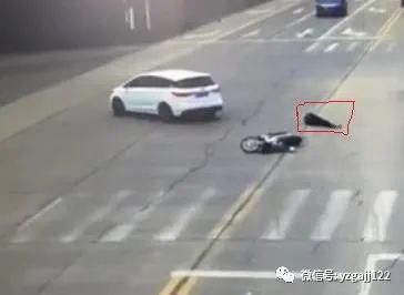  闯红灯|醉驾摩托闯红灯酿事故，不戴头盔伤自身！