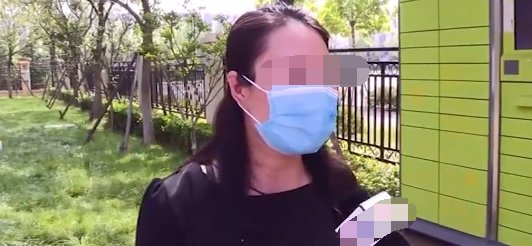  打人|4只狗遛弯不拴绳，女子害怕再三劝说，不料狗主人竟动手打人！