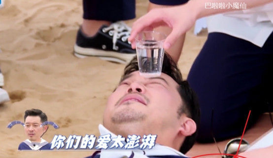 蔡徐坤|蔡徐坤好心帮沙溢擦脸上水时,下秒举动被网友看后嫌弃就别擦