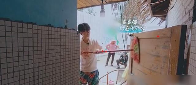  接地|身为经理黄轩很暖心，帮阿姨扫厕所都那么接地气，这经理我跟定了