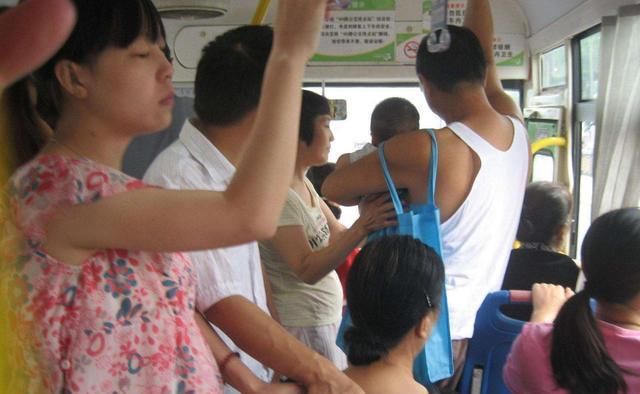 让座|7岁男孩被孕妇强制让座,宝妈当场做了一件事,引发周围乘客热议