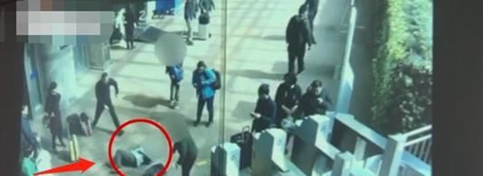  回应|“老人被路人行李箱绊倒后去世，家属索赔62万”，当事人回应来了