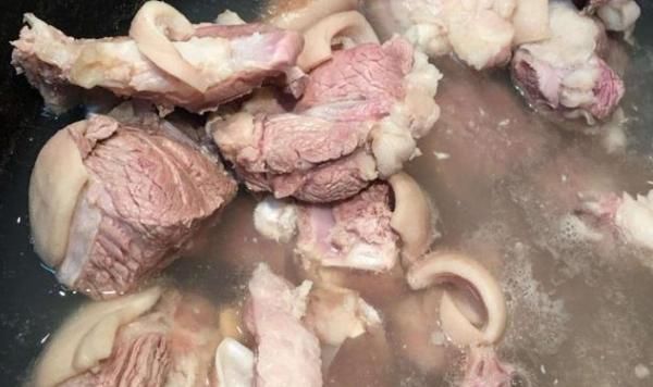  要加|炖肉不能直接焯水！难怪肉有腥又柴，原来肉焯水之前要加它？