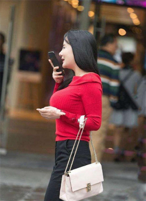  小姐姐|街拍：小姐姐绿色的燕尾连衣裙，时尚清新有活力,笑容甜美可爱