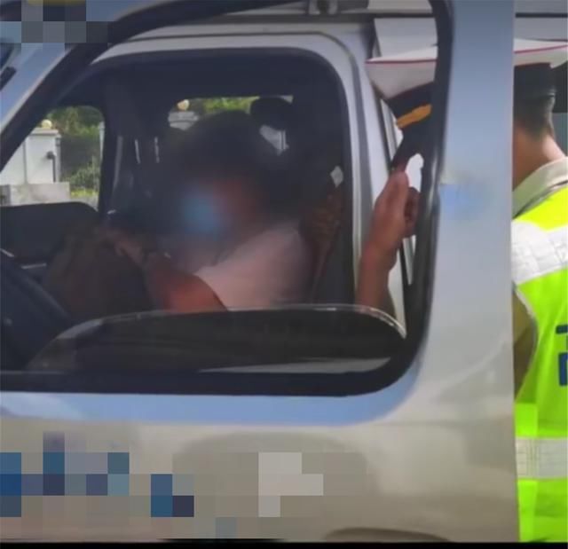  母亲|2岁男童被丢在服务区情绪稳定，亲妈百米外冷淡说：你们抓走他吧