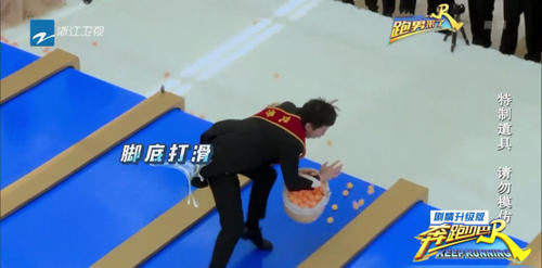  本性|Baby走T台不慎摔倒，邓超脱口而出6个字，意外暴露了本性