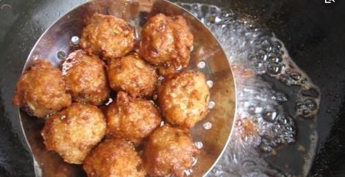  香酥可口|炸丸子时，别再用淀粉了，换成“它”，香酥可口，一点儿也不油腻