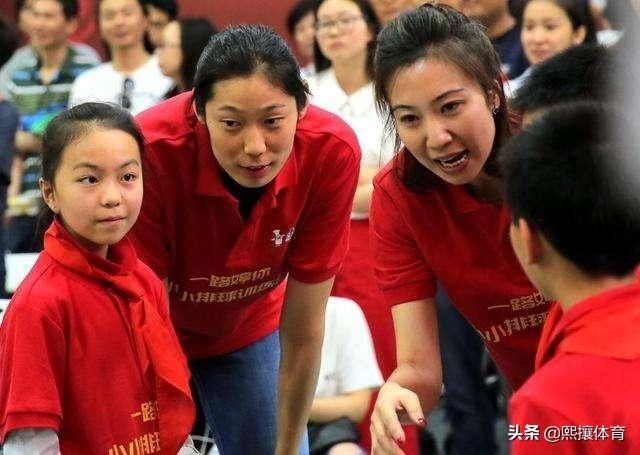  依旧|41岁女排女神现身青春依旧，转型解说员很成功，已为人母身材超棒