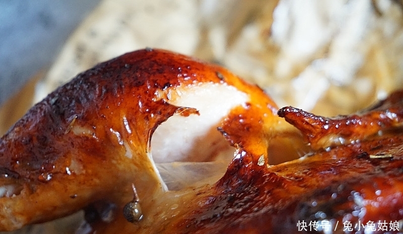 脆皮|秒杀烤鸡店的蜜汁脆皮烤鸡,外皮焦香,肉汁饱满,教你几个小窍门