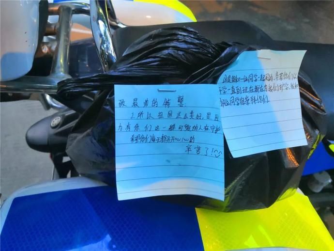  学校门口|两位女同学“偷放”的礼物，瞬间甜化了警察蜀黍们的心......