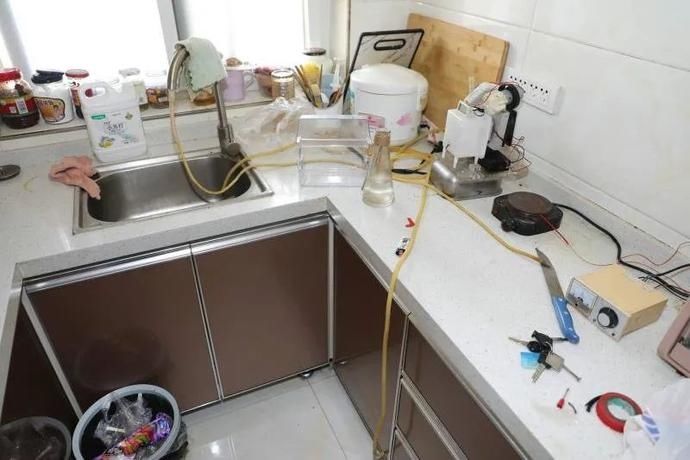 专案组|【视频直击】女子药中提炼制造冰毒，警方破窗抓嫌犯