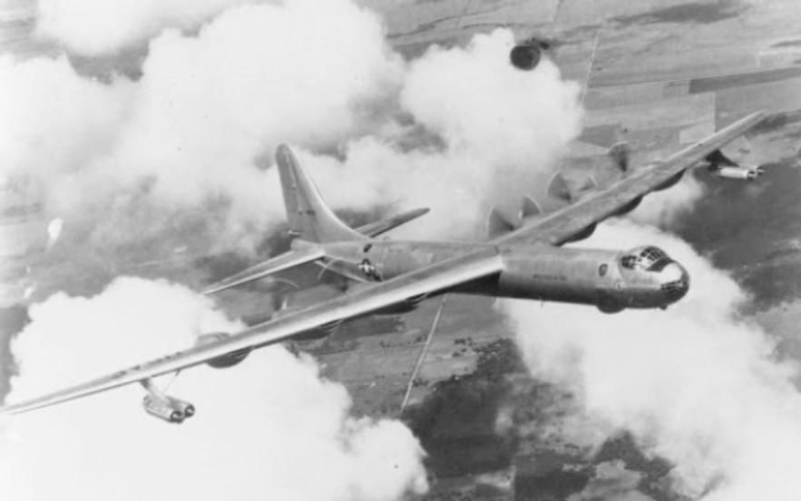 美军|当年投放原子弹时，43秒就爆炸，美军轰炸机是如何逃生的？