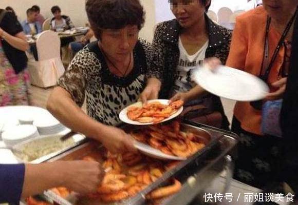 举动|大妈自助餐“疯狂”抢虾,老板没说什么,但一个举动惹怒老板!